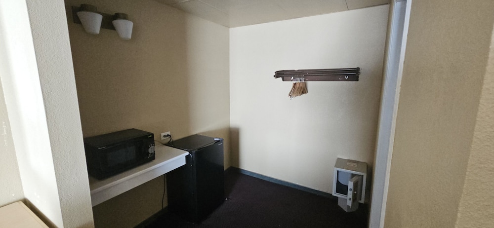 Standard Room, 1 King Bed, Smoking photo 1