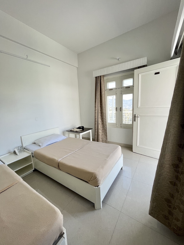 Economy Twin Room - Photo 14