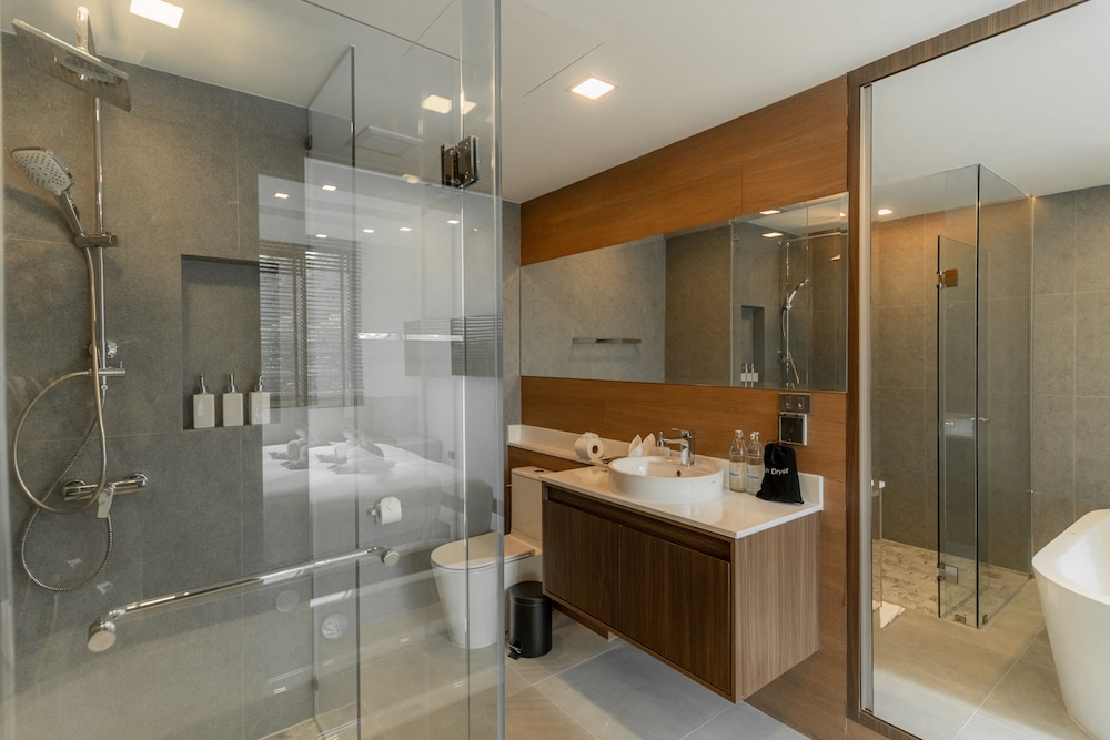 Deluxe Room, 1 King Bed, Bathtub - Photo 7