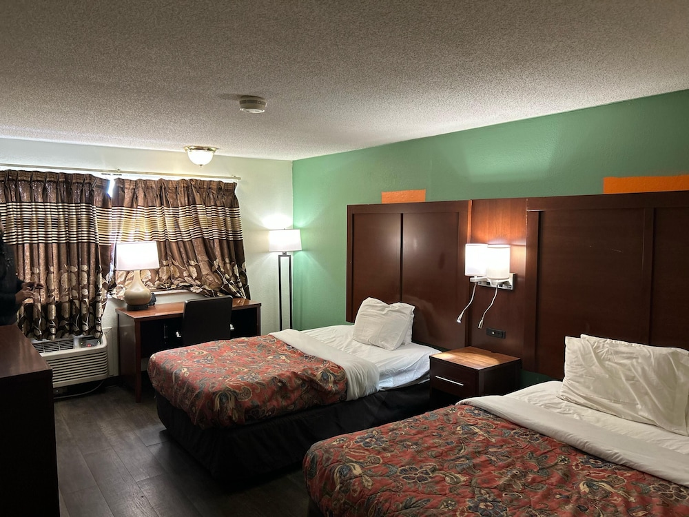 Room, 2 Queen Beds, Smoking - Photo 2