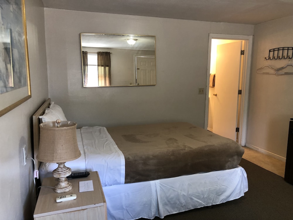 1 Full Bed with Shower Bath - Non Smoking photo 1