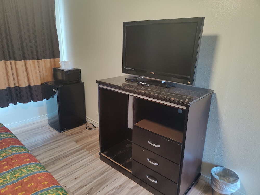 Basic Room, 1 King Bed photo 2