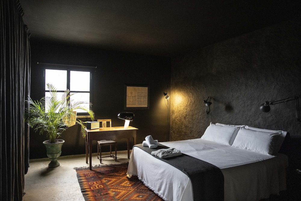 Deluxe Room, 1 King Bed (Black Suite) photo 1