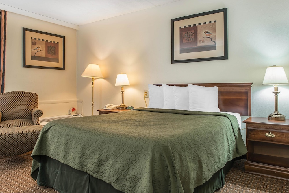 Standard Room, 1 Queen Bed, Non Smoking - Photo 3
