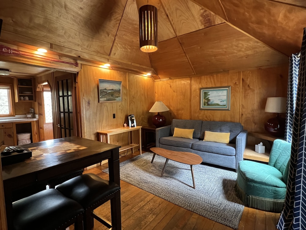 Courtyard Cabin 1- Pet Friendly