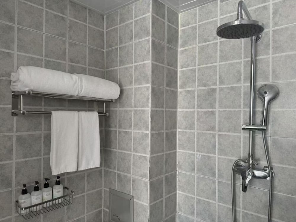 Twin Room thumbnail 6