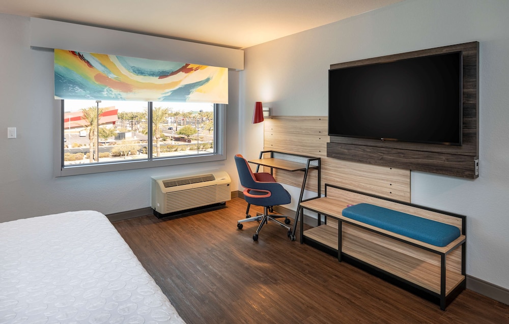 Room, 1 King Bed, Accessible (Roll-In Shower) - Photo 2