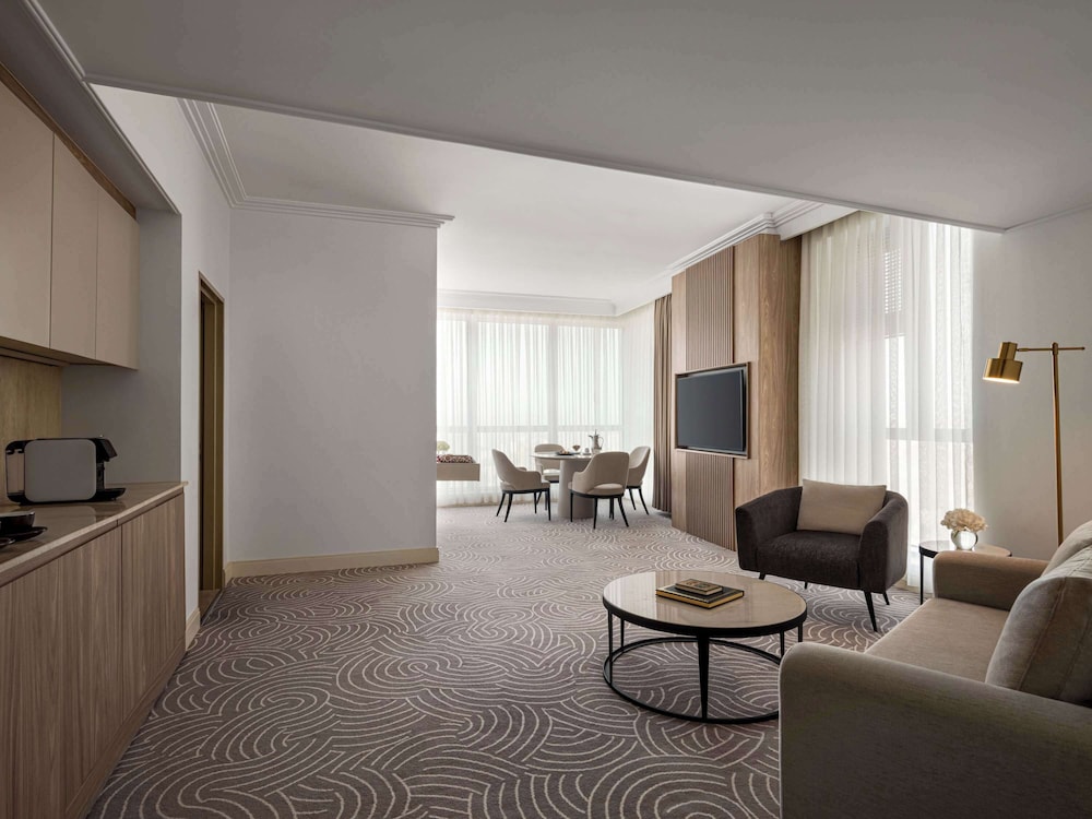 Superior Suite, 1 King Bed (Partial Haram View) - Photo 2