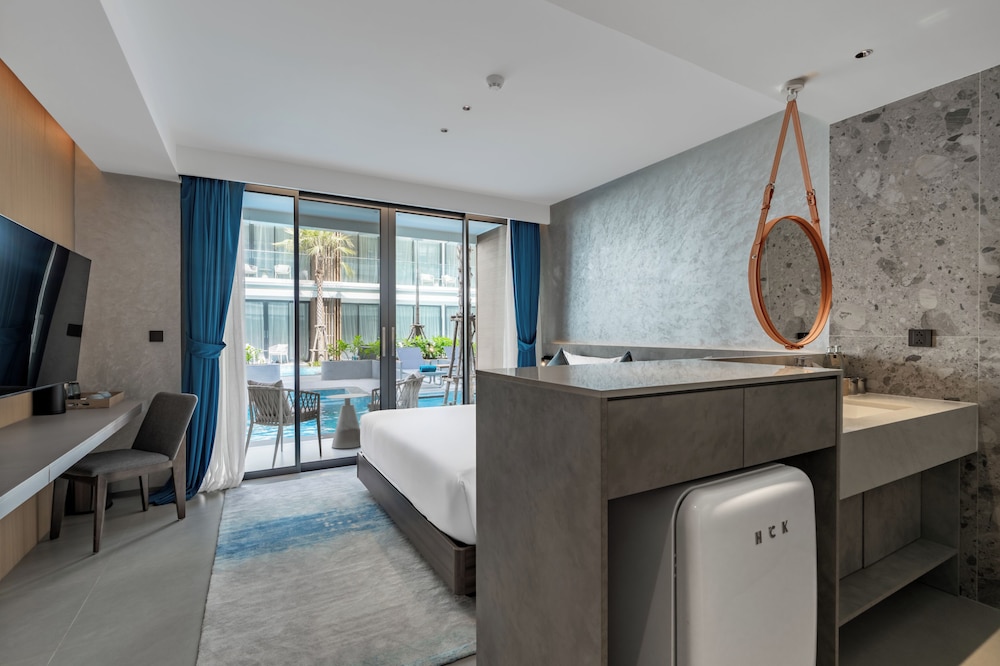 Premier Double Room, 1 King Bed, Pool View, Poolside photo 3