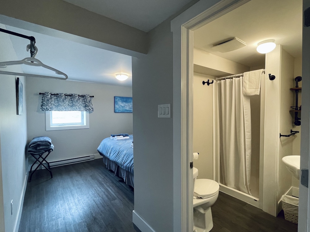 Shower Ensuite (King or Single setup) photo 3