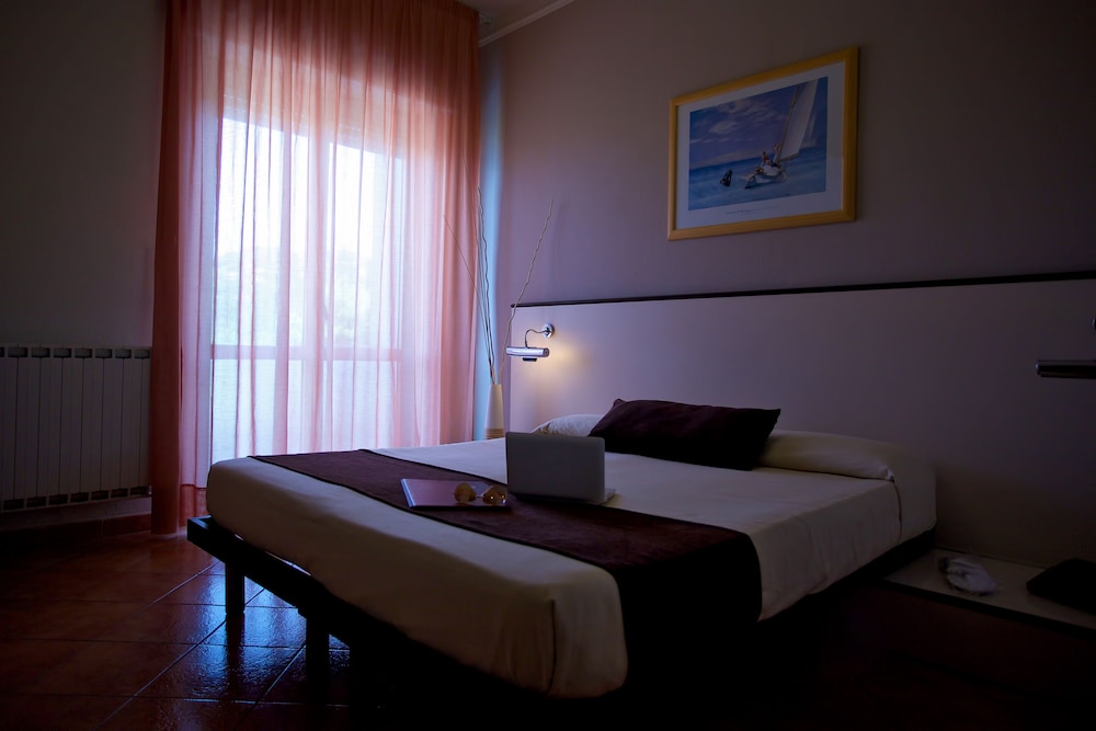 Classic Double or Twin Room, Partial Sea View photo 2