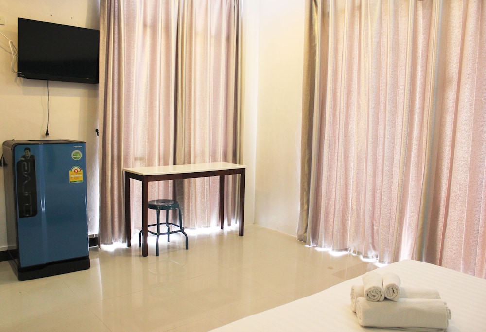 Basic Room, 1 Queen Bed, Non Smoking, Mountain View photo 3