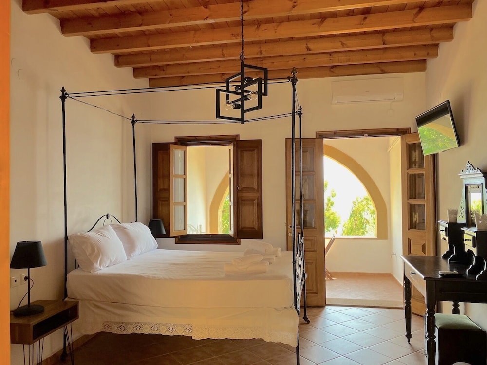 Studio Suite, Sea View, Sea Facing photo 1