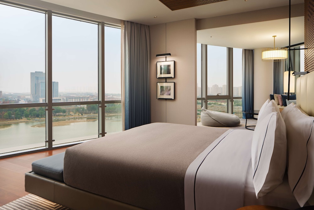 Deluxe Panorama Lake View Suite