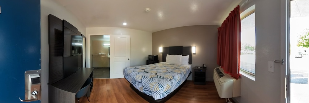 Deluxe Room, 1 Queen Bed, Accessible, Non Smoking photo 2