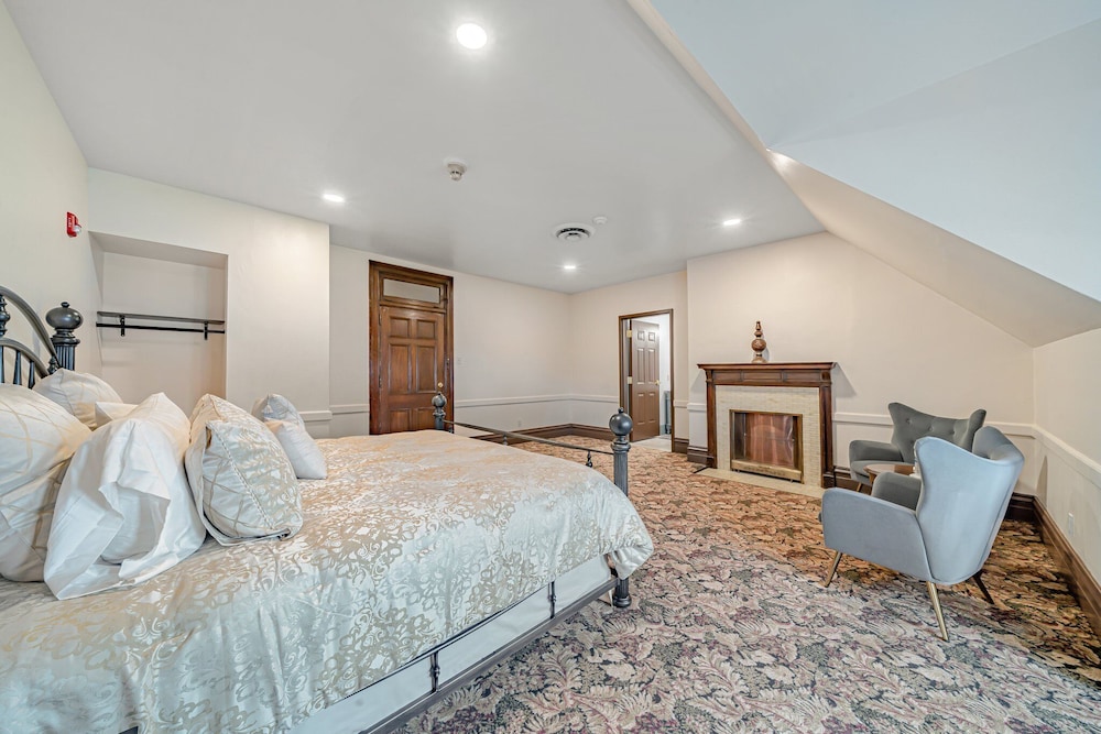 Luxury Suite, 1 King Bed, Non Smoking, Club Lounge Access photo 2