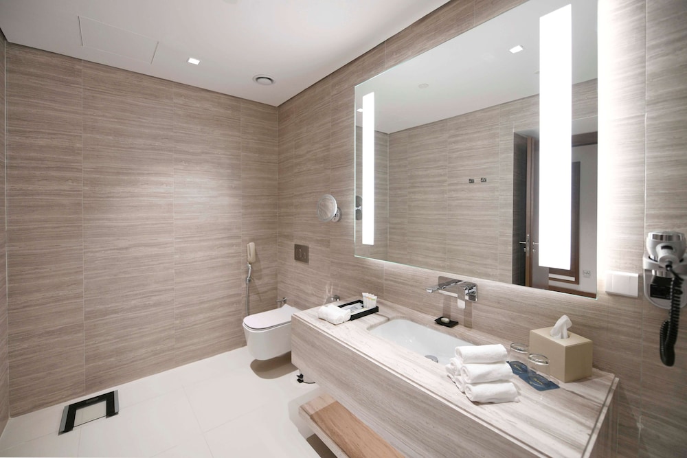 Suite, 1 King Bed (Panoramic) - Photo 4