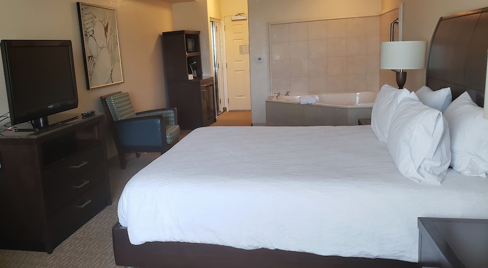 One king evolution whirlpool suite photo 3