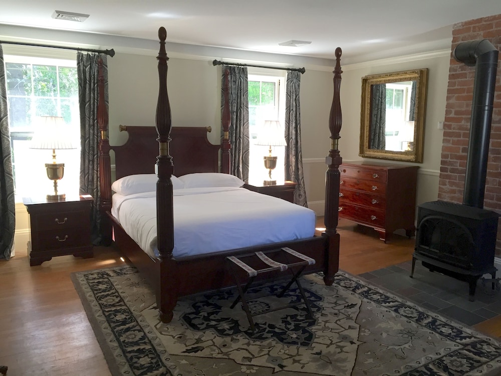 Theodore Roosevelt Suite, 1 Queen Bed, Deep soaking tub, Propane fireplace, Library access photo 1