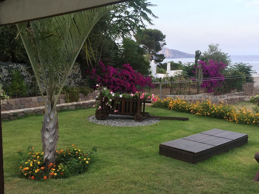 Double Room with Partial Sea View photo 3