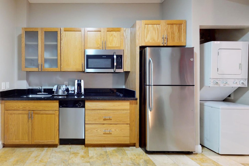 Executive Suite, 1 Bedroom, Kitchen - Photo 6
