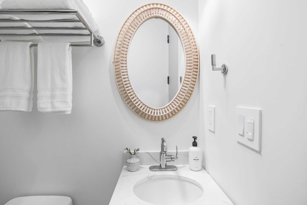 Premium Studio, 1 Queen Bed, Kitchenette photo 3