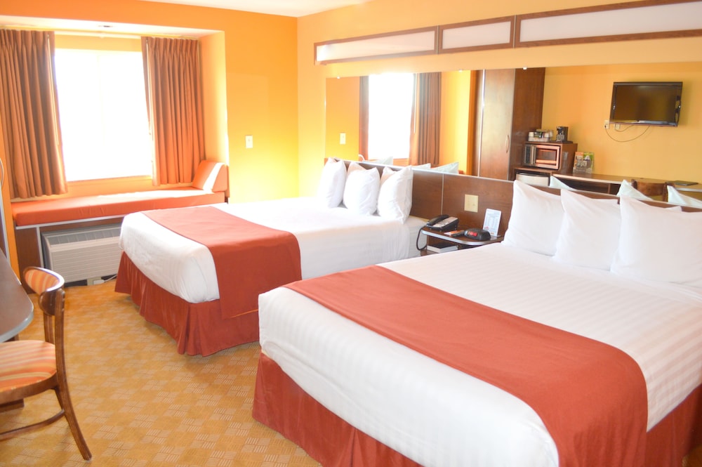 Room, 2 Queen Beds, Non Smoking - Photo 1