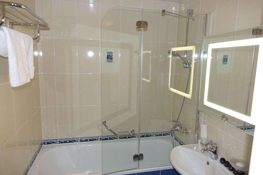 Executive Suite - Photo 2