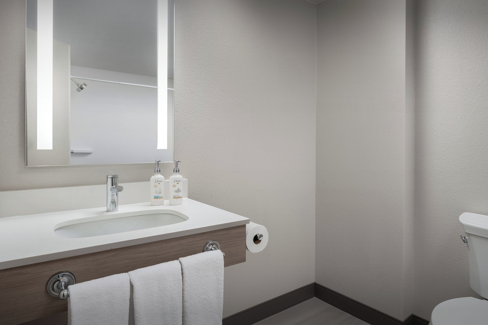 Room, 2 Queen Beds, Accessible (Communications, Roll-In Shower) - Photo 4
