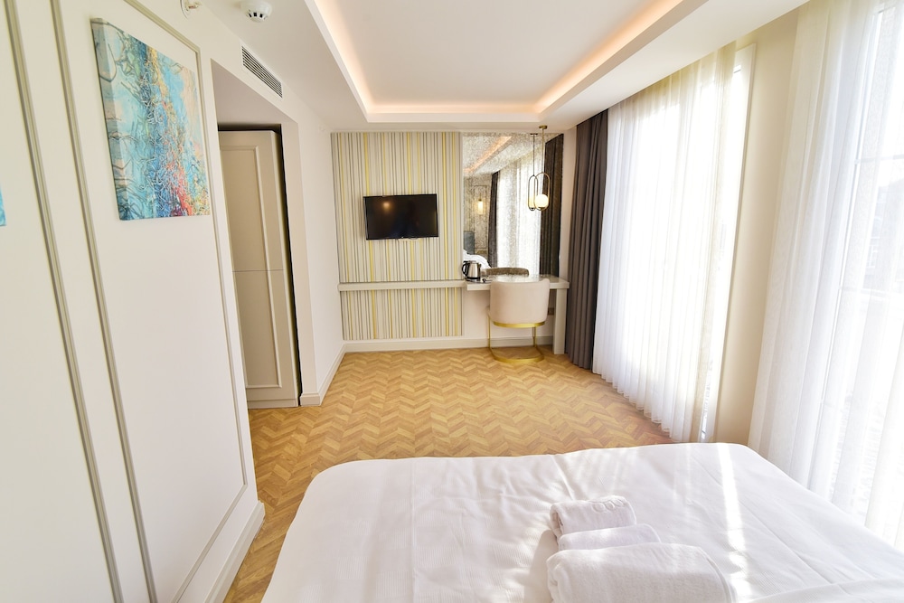 Deluxe Room, Balcony, Partial Sea View photo 3