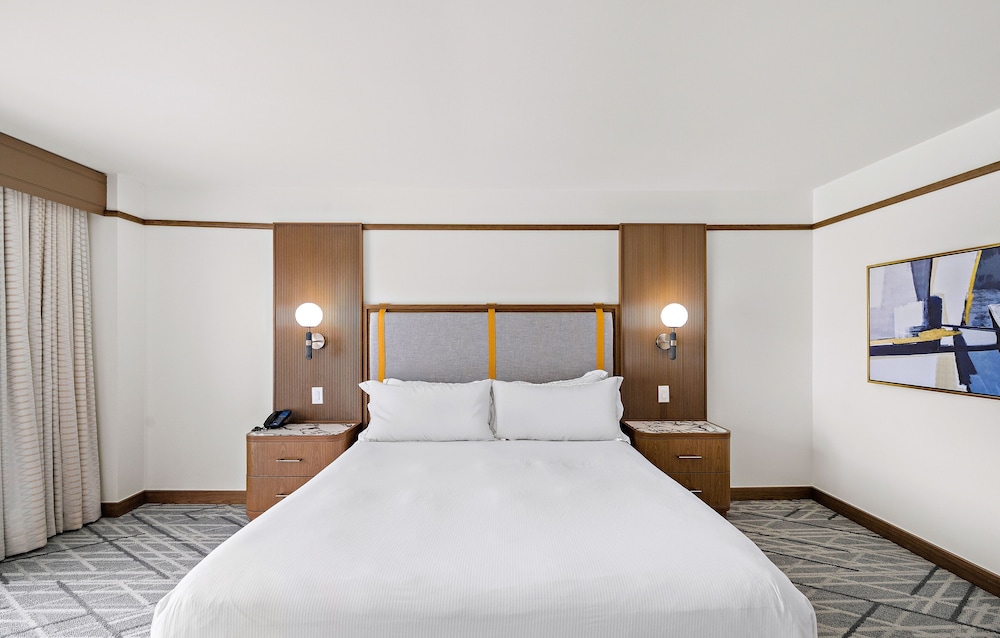 Room, 1 King Bed, Accessible (Mobility & Hearing, Roll-in Shower)