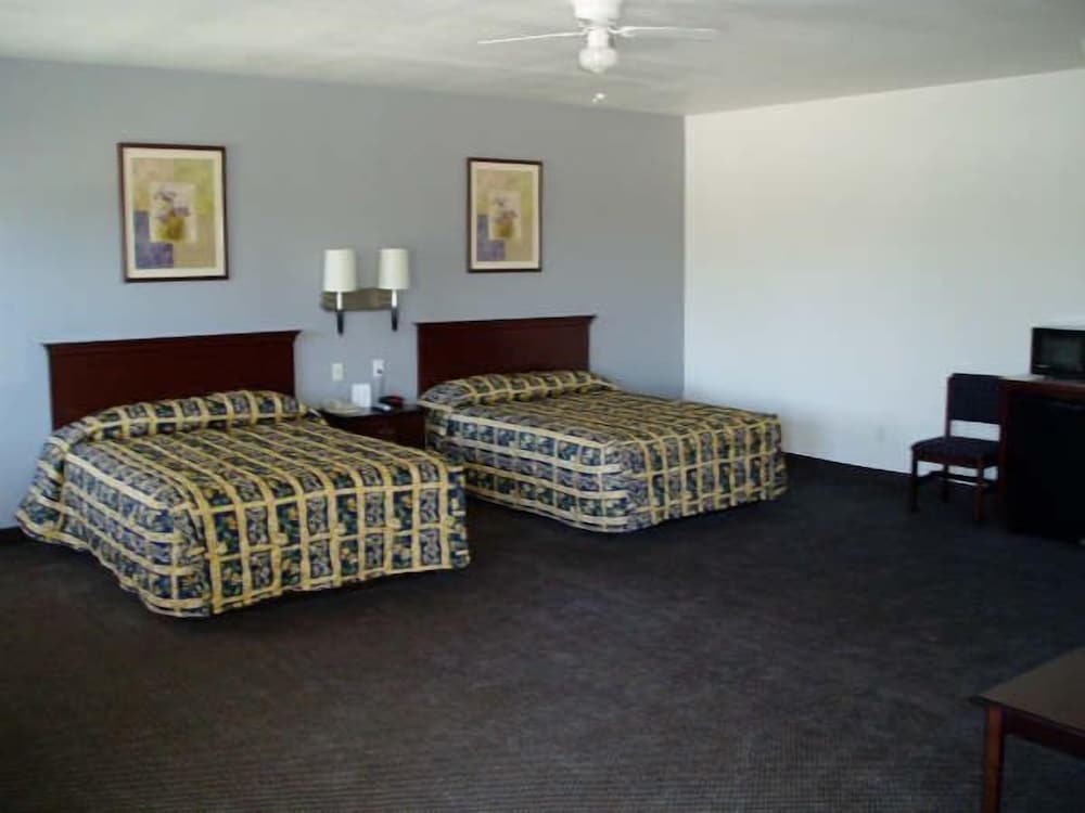 Standard room with two queen beds - Photo 1