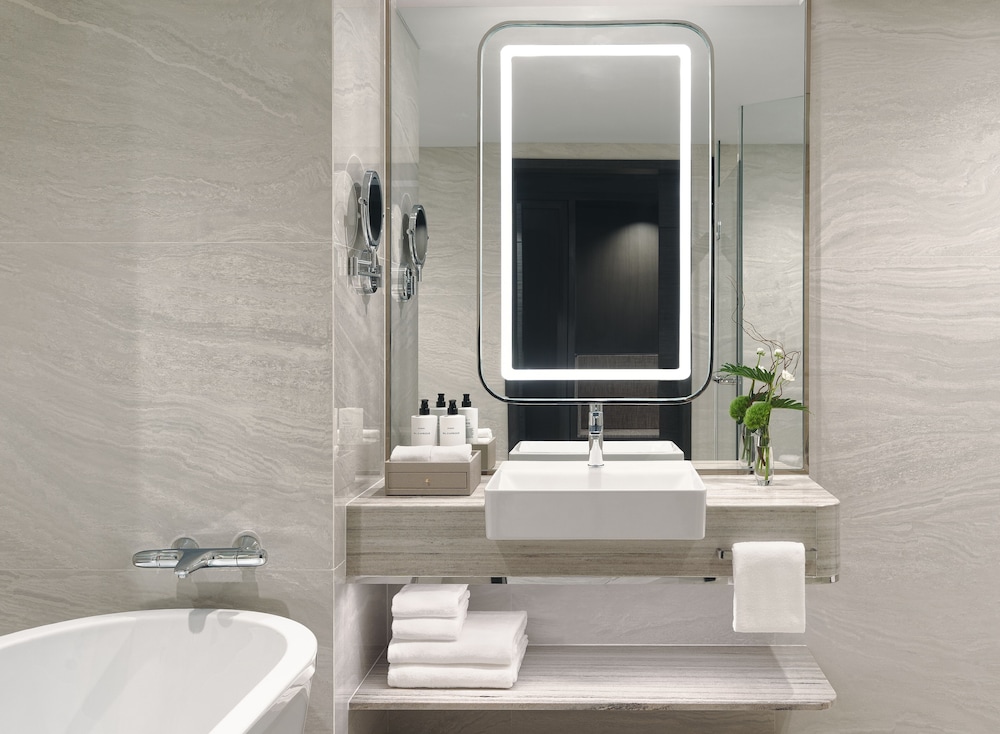 Club Suite, 1 King Bed, Accessible, Club Lounge Access photo 2