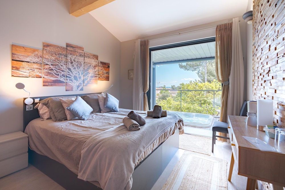 Luxury Double or Twin Room, 1 Bedroom, Non Smoking, Partial Sea View