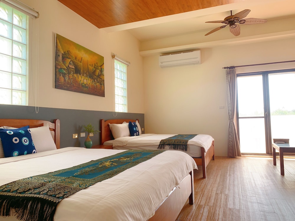 Standard Quadruple Room, 2 Queen Beds, Balcony photo 1