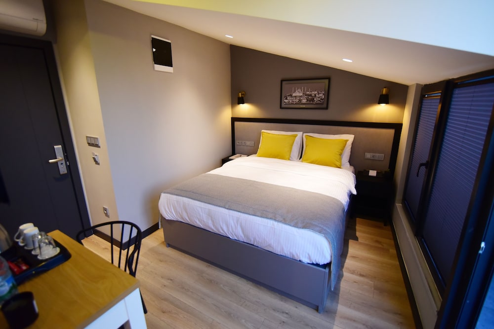 Double Room with Balcony - No Elevator (4th Floor) photo 1