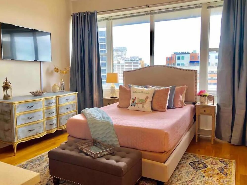 City Studio, 1 King Bed, Non Smoking, Refrigerator & Microwave (909)