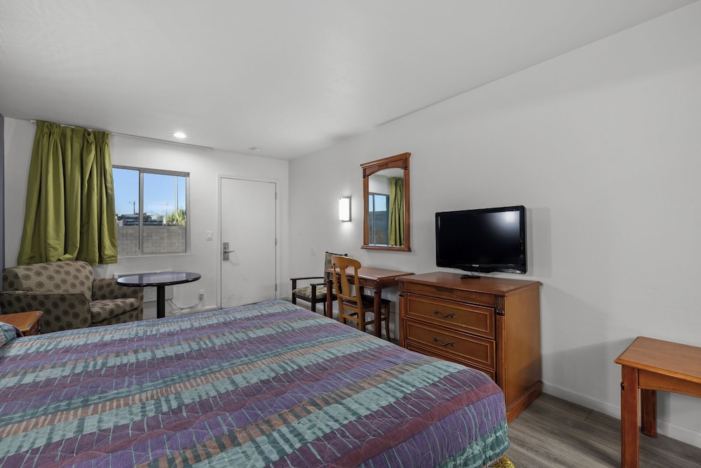 Basic Room, 1 King Bed, Non Smoking
