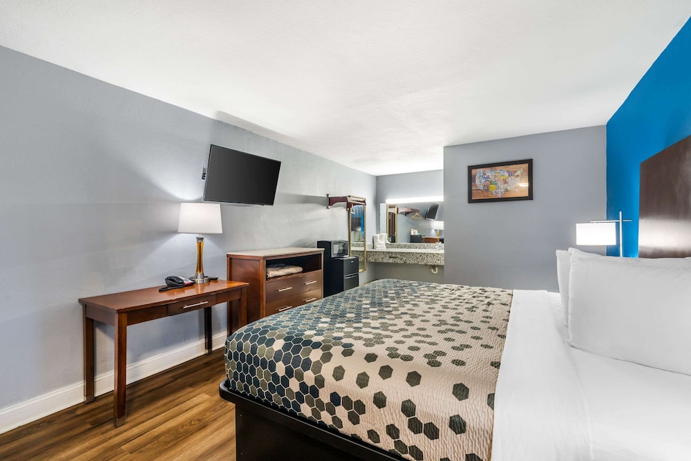 Standard Room, 1 King Bed, Non Smoking - Photo 1