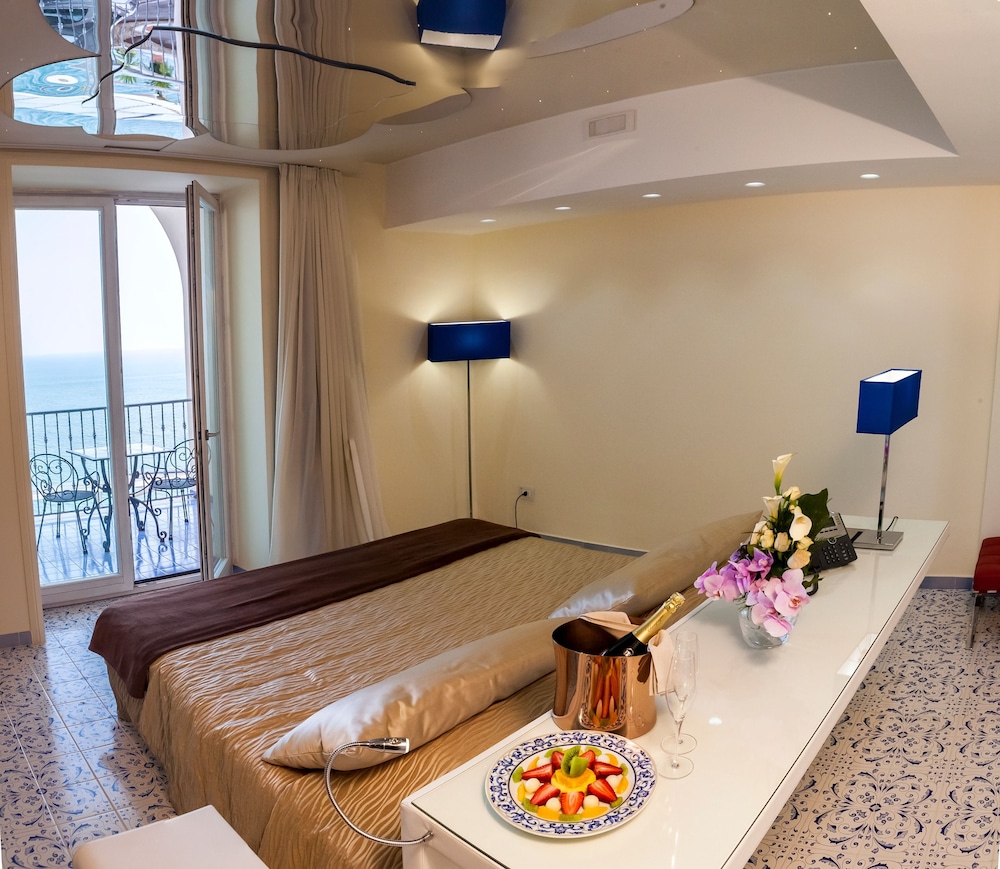 Junior Suite, 1 Double Bed, Partial Sea View - Photo 1