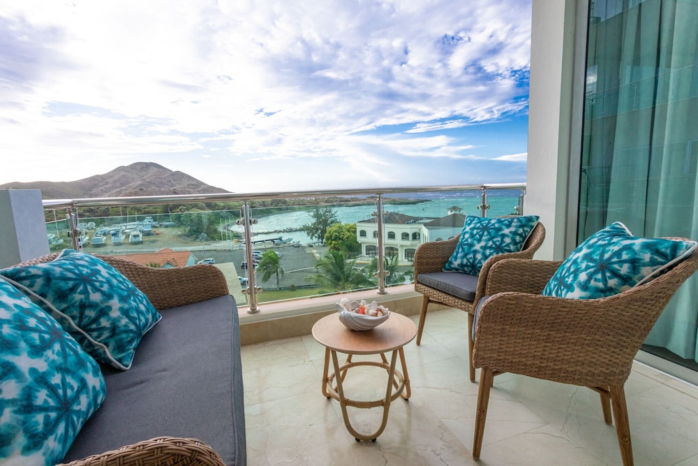 Condominio de lujo, 1 cama king con sofá cama, balcón, vista al mar