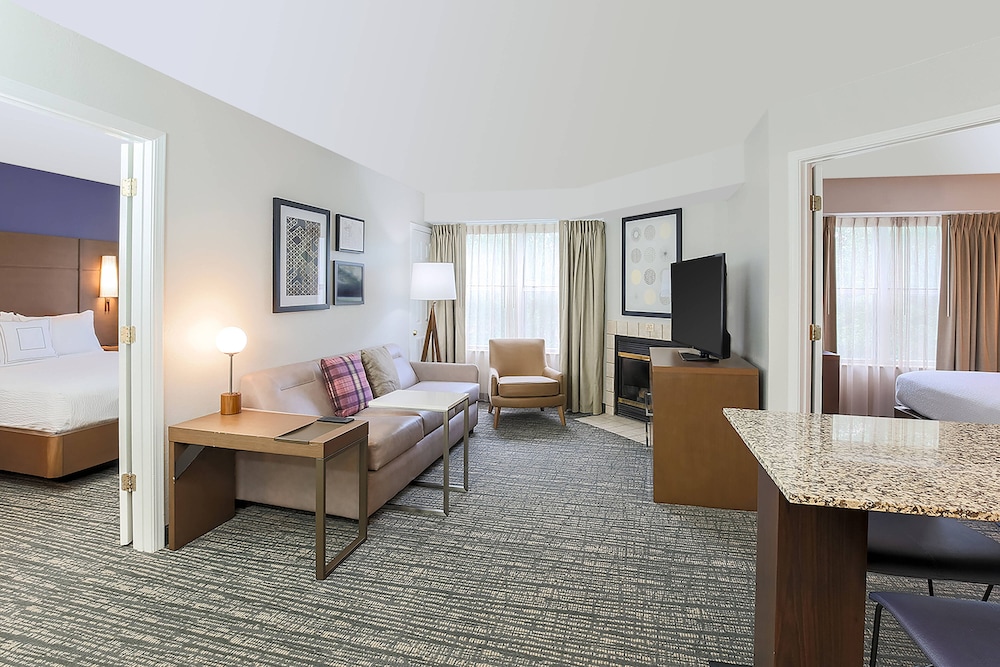 Suite, 2 Bedrooms (Mobility/Hearing Access, Roll-In Shwr) photo 3