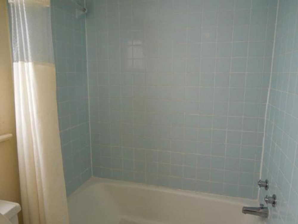 Room, 1 Queen Bed, Non Smoking, Refrigerator & Microwave - Photo 3