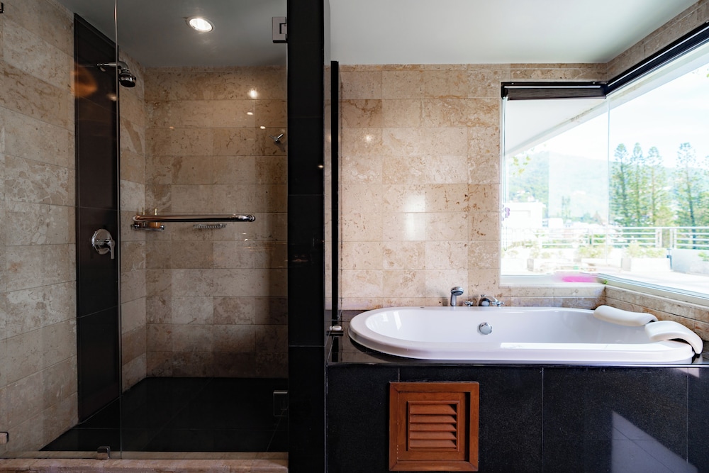 Royal Executive Suite 2 Bedroom - Photo 12