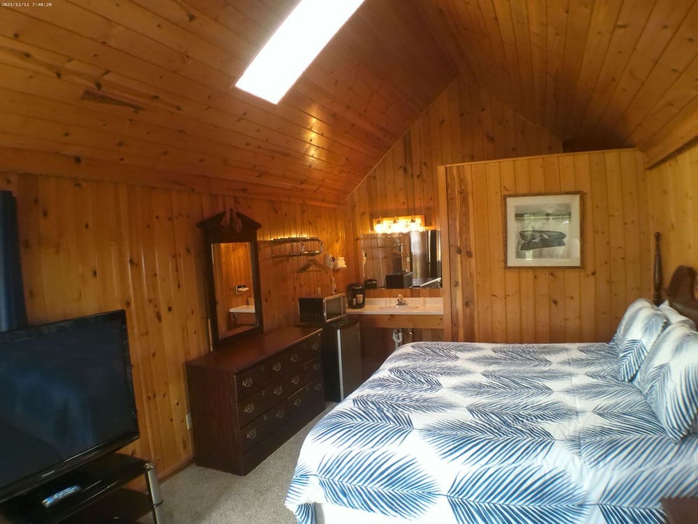 Cottage #6, Motel Cottage, King Bed, Microwave & Mini Fridge photo 1