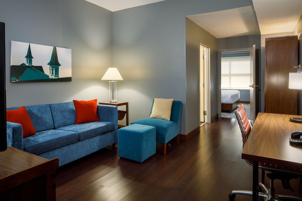 Suite, 1 Bedroom - Photo 1