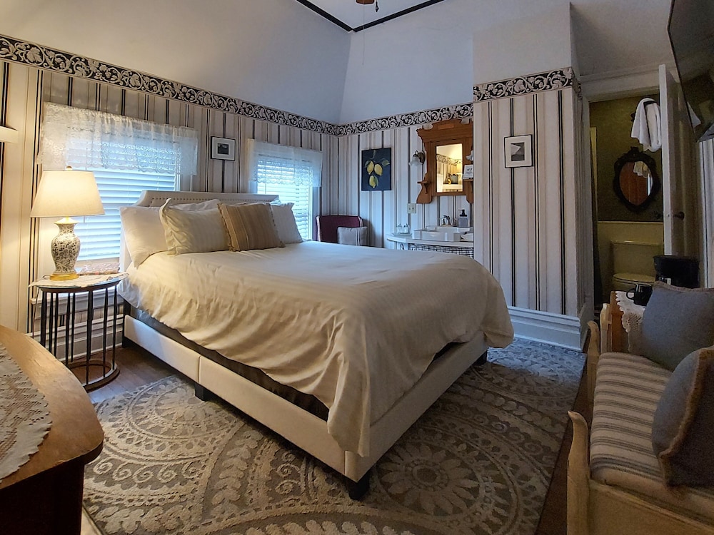 Standard Room, 1 Queen Bed
