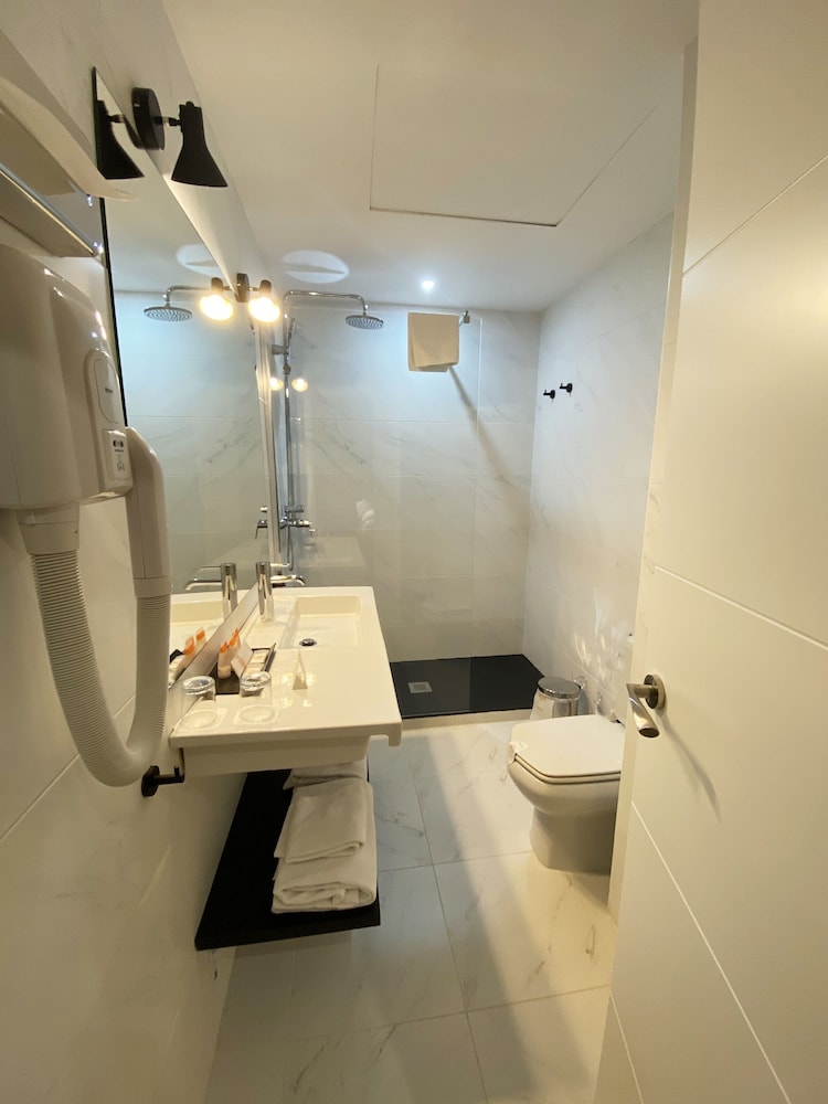Twin Room, 2 Twin Beds - Photo 10