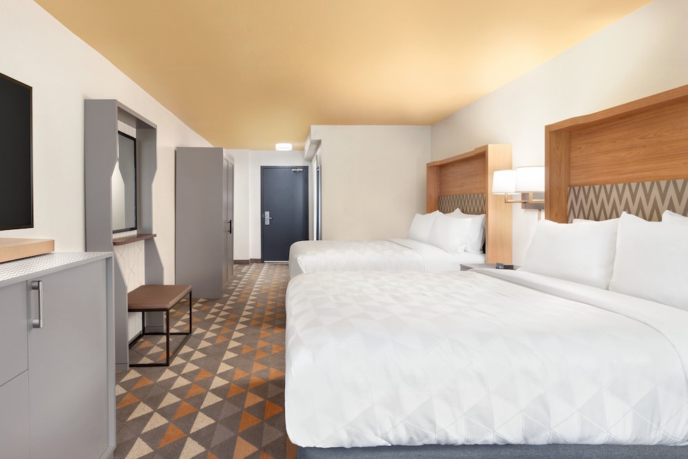 Standard Room, 2 Double Beds, Accessible (Roll-In Shower) - Photo 3