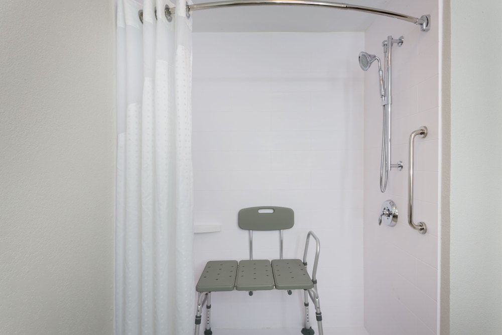 Standard Room, 1 King Bed, Accessible Bathtub (Communications, Roll-In Shower) photo 3